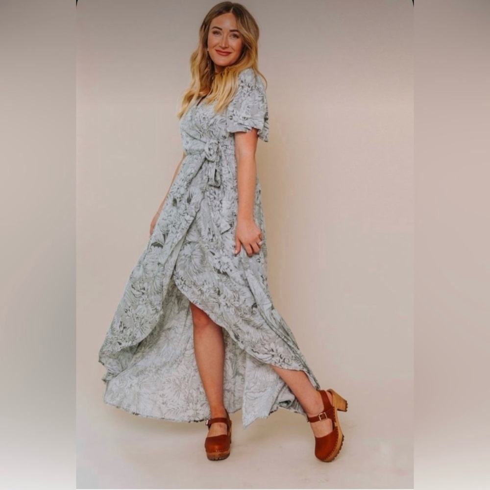 Ivy City Co Misty Island Maxi Wrap Dress Blue Gray
Floral V-neck Short Sleeve - Picture 3 of 15